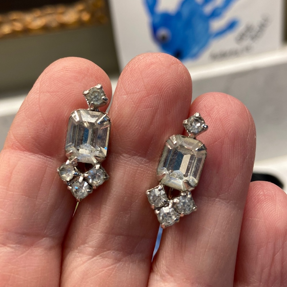 Vintage art deco rhinestone earrings. Screw on